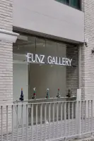 미니멀한 화이트 톤의 모던 갤러리 외관